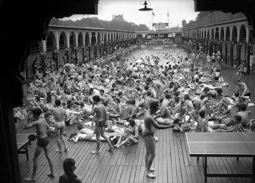 A la piscine Deligny, 1968