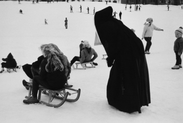 Enfants faisant de la luge lors d'une classe de neige sous le regard d'une religieuse