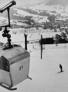 Skieur et télécabine