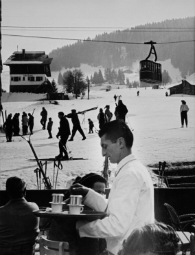Skieurs devant une terrasse de café