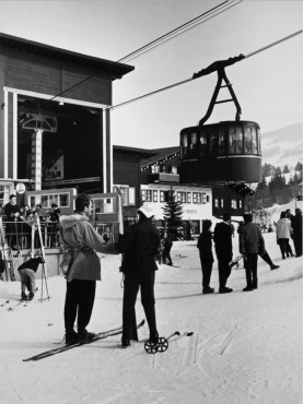 Skieurs devant le départ d'une télécabine