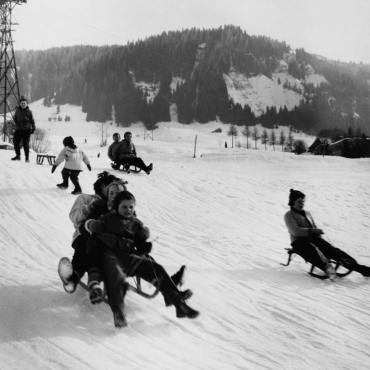 Enfants faisant de la luge