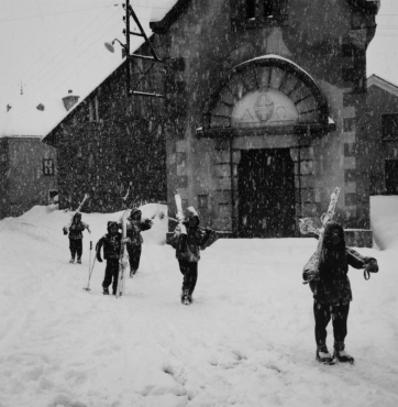 Une des premières classes de neige, retour au hameau de Bons sous les averses de neige