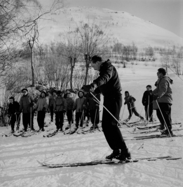 Une des premières classes de neige, l'après-midi, le maître d'école emmenait ses élèves aux champs de ski