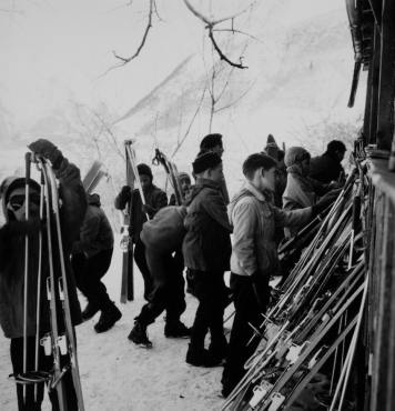 Une des premières classes de neige, préparation des skis et du matériel