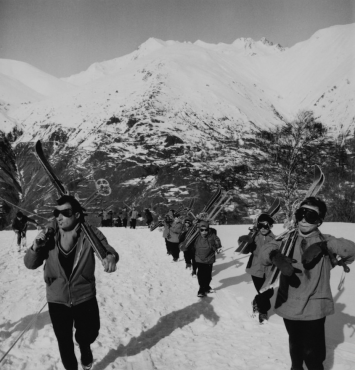 Une des premières classes de neige, découverte de la montagne avec le maître, le moniteur d'éducation physique et une infirmière