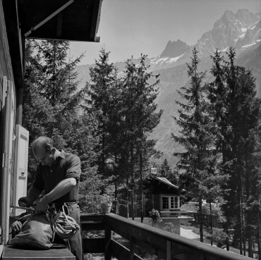 Lionel Terray (1921-1965), alpiniste français, guide de haute montagne, dans son chalet