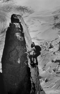 Nicolas Jaeger grimpant l'aiguille des Grands Montets