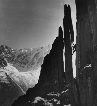 Gaston Rebuffat, un des vainqueurs de l'Himalaya fait de l'alpinisme à Chamonix