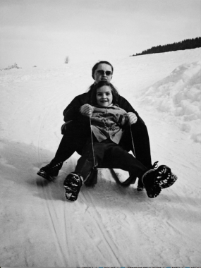 Femme et enfant faisant de la luge