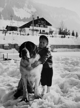 Enfant avec un chien (Saint-Bernard) #2
