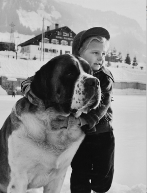 Enfant avec un chien (Saint-Bernard)