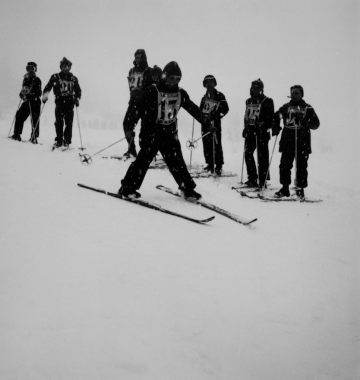 Une des premières classes de neige, descente de ski sous une bourrasque de neige