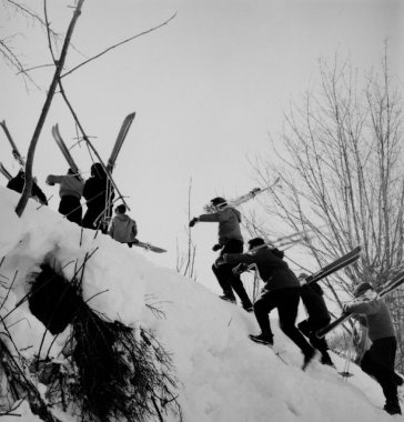 Une des premières classes de neige, apprentissage de gravir les pentes