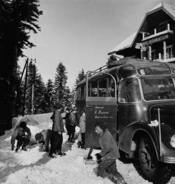 Une des premières classes de neige, enfants jouants dans la neige