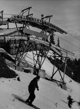 Skieur et remontée mécanique