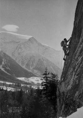 L'alpiniste Gaston Rebuffat en action