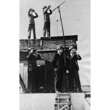 Des observateurs regardent le bombardement de Londres, 1940