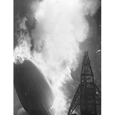 Le LZ 129 Hindenburg en feu, 1937