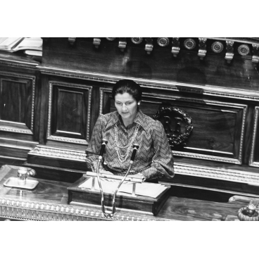 Simone Veil à la tribune du Sénat pour la loi sur l'avortement, 1974