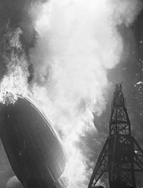 Le LZ 129 Hindenburg en feu, 1937