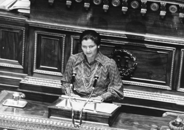 Simone Veil à la tribune du Sénat pour la loi sur l'avortement, 1974