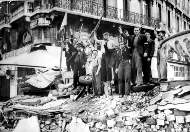 Barricade FFI à la libération de Paris, 1944
