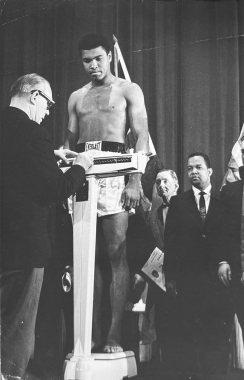Cassius Clay lors de la pesée, 1966