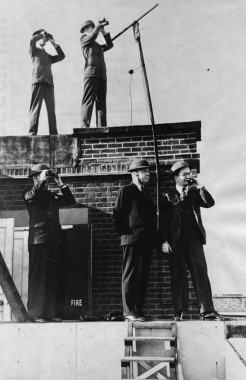 Des observateurs regardent le bombardement de Londres, 1940