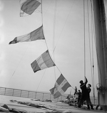 Les drapeaux hissés à bord du Normandie, Le Havre-New York, 1935