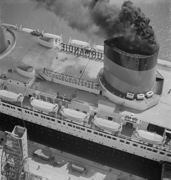 Le Normandie à quai depuis la tour Marémètre, Le Havre, 1935