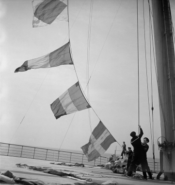 Les drapeaux hissés à bord du Normandie, Le Havre-New York, 1935