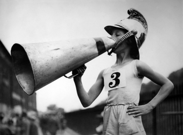 Petit Garçon Et Mégaphone À La Course Des Pompiers