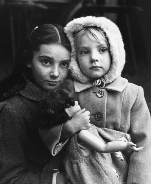 Petites filles et poupée n°1, près de Dreux, 1949
