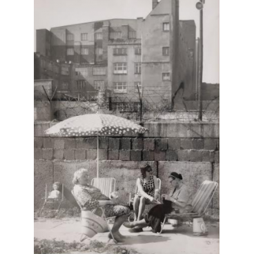 Après-midi au pied du mur, 1964