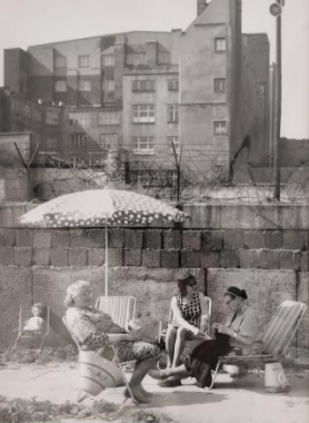 Après-midi au pied du mur, 1964