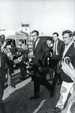 Sean Connery, à son arrivée à l'aéroport de Nice, 1965