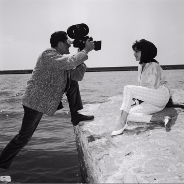 Pascale Petit avec un photographe, 1959