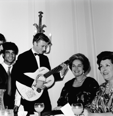 Johnny Hallyday jouant de la guitare pour la Bégum Aga Khan III, 1962