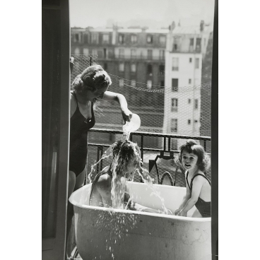 L'heure du bain sur le balcon, vers 1950