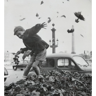 L'automne fait la joie des enfants, Paris, 1952