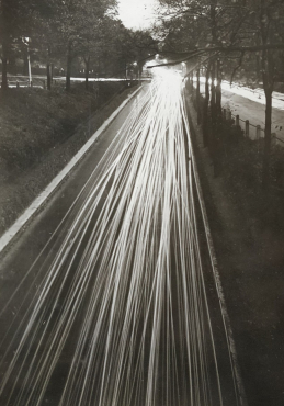 Chaussée lumineuse, Londres, vers 1950
