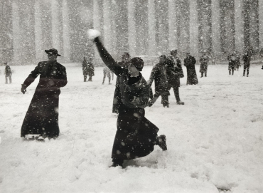 Bataille de boule de neige entre des séminaristes américains, Place Saint-Pierre, Rome, vers 1960