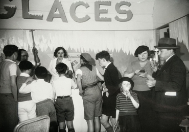 A l'assaut du marchand de glaces, vers 1950