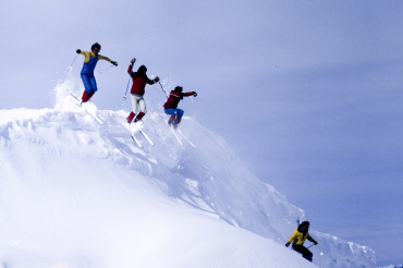 Skieurs sautant une corniche #1, 1981