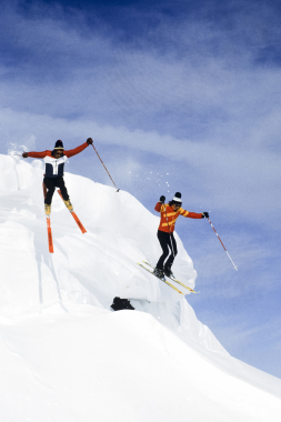 Skieurs sautant une corniche #2