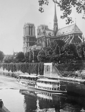 Notre Dame Et Le Bateau Mouche