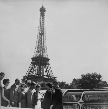 Devant la Tour Eiffel