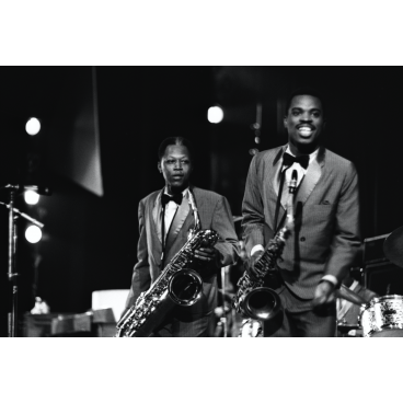 Les saxophonistes St.Clair Pinckney et Maceo Parker lors d'un concert de James Brown à l'Olympia
