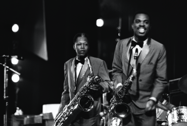 Les saxophonistes St.Clair Pinckney et Maceo Parker lors d'un concert de James Brown à l'Olympia